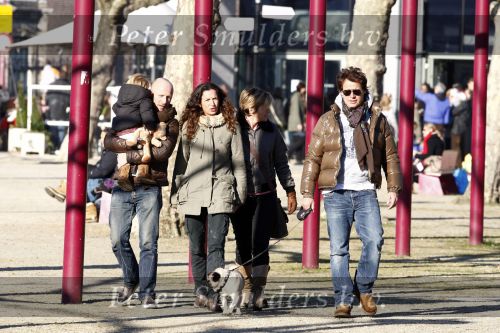 Amsterdam 17 februari 2008
Leco v Zadelhoff met vriend Rob en  het dochtertje Robbie van zijn schoonzus en haar vriendin. Ze waren op de schaatsbaan op het museumplein . Ook het hondje was erbij.
Peter Smulders bv