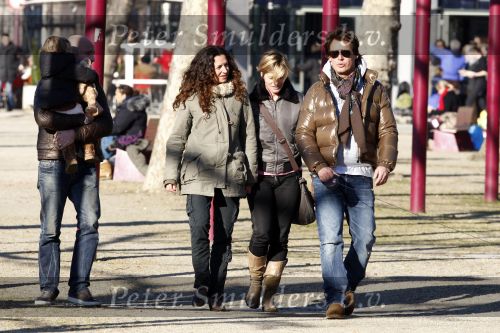 Amsterdam 17 februari 2008
Leco v Zadelhoff met vriend Rob en  het dochtertje Robbie van zijn schoonzus en haar vriendin. Ze waren op de schaatsbaan op het museumplein . Ook het hondje was erbij.
Peter Smulders bv