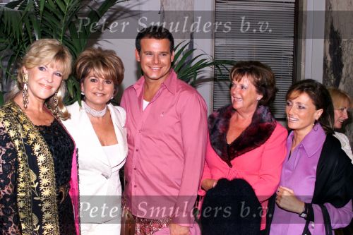 Amsterdam 17 september 2001
Modeshow Sheila de Vries in het tropenmuseum.
Toos v d Valk met schoondochter Leco v Zadelhof Christine Kronenberg en Astrid Engels
