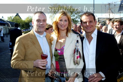 Ouderkerk aan de Ijssel 24 april 2004
Opening Klein Paardenburg in Ouderkerk aan de Amstel.
Frank Wisse met Estelle Gullit en Leco v Zadelhoff