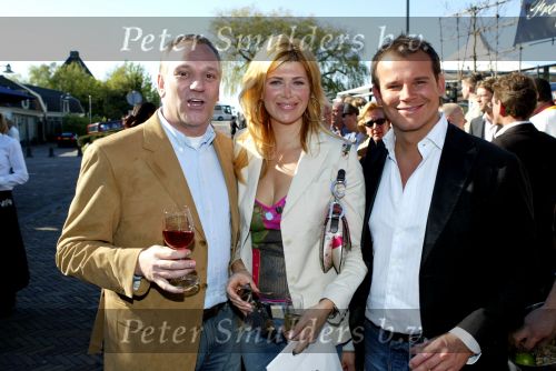 Ouderkerk aan de Ijssel 24 april 2004
Opening Klein Paardenburg in Ouderkerk aan de Amstel.
Frank Wisse met Estelle Gullit en Leco   Zadelhoff