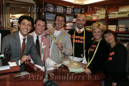 Amsterdam 26 maart 2005
Bn ers verkopen bij Oger voor Orange Babies. 
Leco v Zadelhoff Caroline Tensen Sander Lusink Martijn Lusink en Maik de Boer