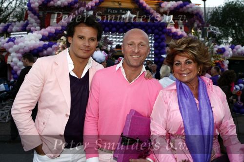 Amsterdam 27 april 2009
Feestje van Gerard Joling voor zijn 49e verjaardag bij cafe het Kalfje. Leco v Zadelhoff met vriend Rob en Christine Kroonenberg
Peter Smulders bv