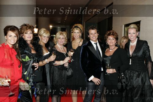 Amsterdam 28 november 2005
Beau Monde awards in het hilton.
Leontine Borsato en Leco v Zadelhoff Estelle Gullit Carolien Tensen Yvonne Brandsteder Christine Kroonenberg en Monique Collignon