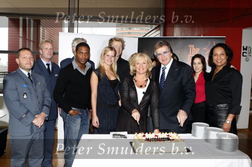 Rotterdam 19 november 2007
Lee Towers en Anita Meyer gaan tour maken met koninklijke landmacht kapel. De show gaat hollywood heten.