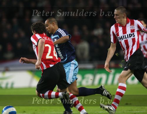 Eindhoven, 19 Maart 2008 Kompetitiewedstrijd PSV-AJAX, eindstand 0-0 
Seizoen 2007/2008
Leonardo in duel met Dik Marcellis en Timmy Simons