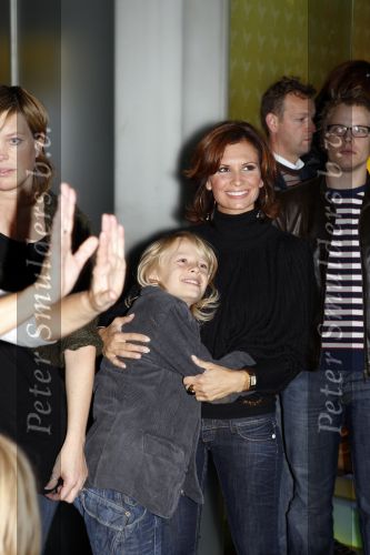 Amsterdam 6 oktober 2007
Leontine Marco Jada Senna en Luca Borsato bij de premiere van de Kabouter Plop film in de amsterdam arena Pathe.