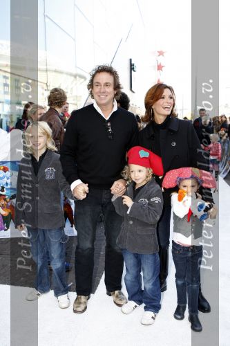 Amsterdam 6 oktober 2007
Leontine Marco Jada Senna en Luca Borsato bij de premiere van de Kabouter Plop film in de amsterdam arena Pathe.