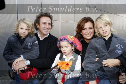 Amsterdam 6 oktober 2007
Leontine Marco Jada Senna en Luca Borsato bij de premiere van de Kabouter Plop film in de amsterdam arena Pathe.