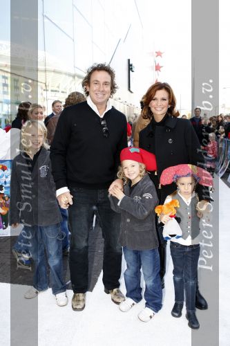 Amsterdam 6 oktober 2007
Leontine Marco Jada Senna en Luca Borsato bij de premiere van de Kabouter Plop film in de amsterdam arena Pathe.