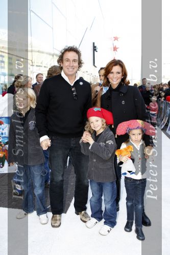 Amsterdam 6 oktober 2007
Leontine Marco Jada Senna en Luca Borsato bij de premiere van de Kabouter Plop film in de amsterdam arena Pathe.