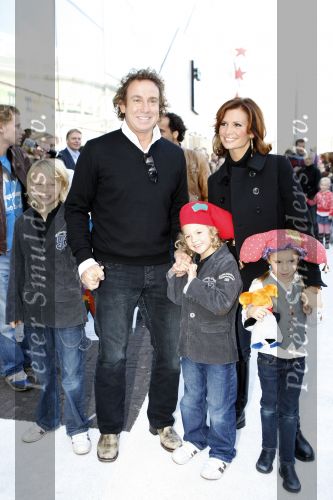 Amsterdam 6 oktober 2007
Leontine Marco Jada Senna en Luca Borsato bij de premiere van de Kabouter Plop film in de amsterdam arena Pathe.