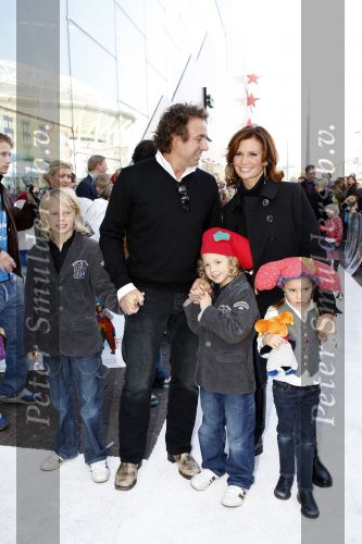 Amsterdam 6 oktober 2007
Leontine Marco Jada Senna en Luca Borsato bij de premiere van de Kabouter Plop film in de amsterdam arena Pathe.
