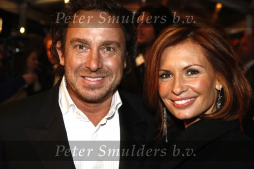 Amsterdam 17 maart 2008
Marco Borsato en Leontine kussend bij premiere van zomerhitte in Tuschinski.
Peter Smulders bv