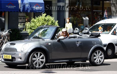 Amsterdam 17 juni 2008
Leontine Borsato in haar mini cooper cabrio die ze van Marco voor haar 40e verjaardag heeft gekregen.