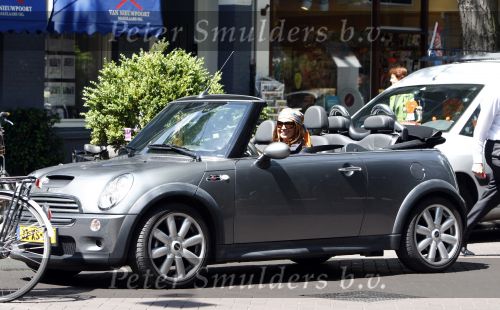 Amsterdam 17 juni 2008
Leontine Borsato in haar mini cooper cabrio die ze van Marco voor haar 40e verjaardag heeft gekregen.