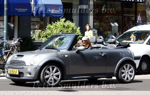 Amsterdam 17 juni 2008
Leontine Borsato in haar mini cooper cabrio die ze van Marco voor haar 40e verjaardag heeft gekregen.