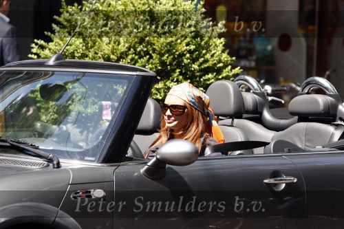 Amsterdam 17 juni 2008
Leontine Borsato in haar mini cooper cabrio die ze van Marco voor haar 40e verjaardag heeft gekregen.