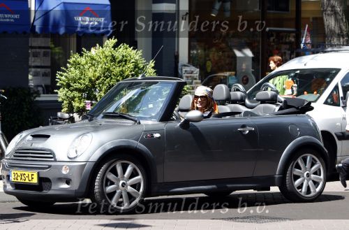 Amsterdam 17 juni 2008
Leontine Borsato in haar mini cooper cabrio die ze van Marco voor haar 40e verjaardag heeft gekregen.