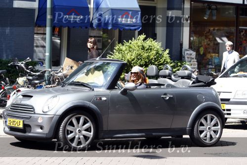 Amsterdam 17 juni 2008
Leontine Borsato in haar mini cooper cabrio die ze van Marco voor haar 40e verjaardag heeft gekregen.