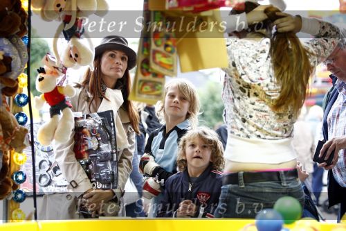 Blaricum 20 augustus 2008
Leontine Borsato met hoed en kinderen Luca Borsato en Senna Borsato op de kermis in Blaricum.
Schiettent