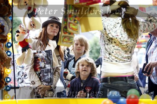 Blaricum 20 augustus 2008
Leontine Borsato met hoed en kinderen Luca Borsato en Senna Borsato op de kermis in Blaricum.
Schiettent