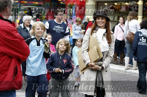 Blaricum 20 augustus 2008
Leontine Borsato met hoed en kinderen Luca Borsato en Senna Borsato op de kermis in Blaricum.
Schiettent