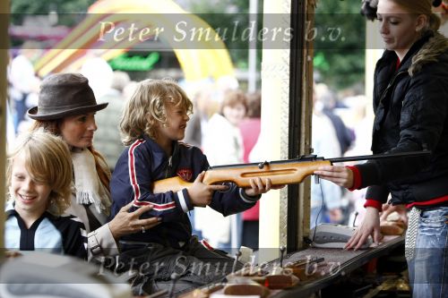 Blaricum 20 augustus 2008
Leontine Borsato met hoed en kinderen Luca Borsato en Senna Borsato op de kermis in Blaricum.
Schiettent