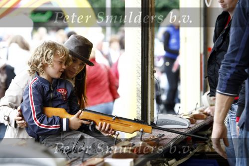 Blaricum 20 augustus 2008
Leontine Borsato met hoed en kinderen Luca Borsato en Senna Borsato op de kermis in Blaricum.
Schiettent