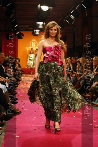 Amsterdam 2 maart 2009
Modeshow Jos Raak bij Loods 6 in Amsterdam. Lieke v Lexmond met bolhoedje
Peter Smulders bv