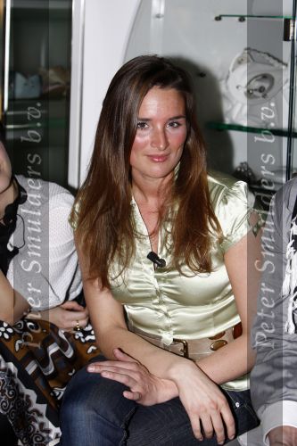 Amsterdam 2 april 2008
Lieke v Lexmond Georgina Verbaan Maik de Boer Nikki Plessen en Viktoria Koblenko bij presentatie nieuwe opel in de shoobaloo winkel op de pc hooftstraat.