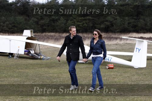 Arnhem 30 maart 2008
Lieke v Lexmond en Mark v Eeuwen zijn een nieuwe liefdekoppel. Ze kregen vliegles op een vliegveld bij Arnhem.
Peter Smulders bv