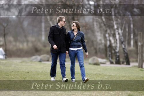 Arnhem 30 maart 2008
Lieke v Lexmond en Mark v Eeuwen zijn een nieuwe liefdekoppel. Ze kregen vliegles op een vliegveld bij Arnhem.
Peter Smulders bv