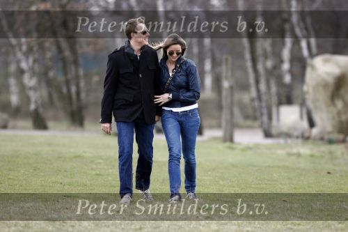Arnhem 30 maart 2008
Lieke v Lexmond en Mark v Eeuwen zijn een nieuwe liefdekoppel. Ze kregen vliegles op een vliegveld bij Arnhem.
Peter Smulders bv