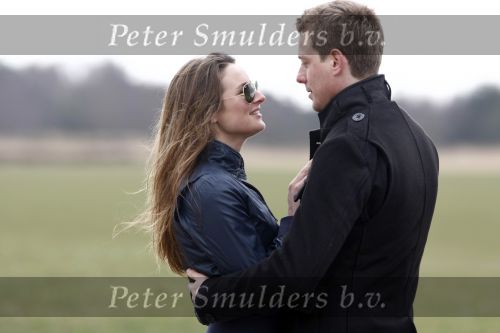 Arnhem 30 maart 2008
Lieke v Lexmond en Mark v Eeuwen zijn een nieuwe liefdekoppel. Ze kregen vliegles op een vliegveld bij Arnhem.
Peter Smulders bv