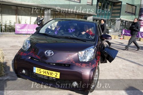 Amsterdam 31 januari 2009
Fajah Lourens Lieke v Lexmond en Renate Verbaan doen mee aan race met de nieuwe Toyota iq op de parkeerplaats bij het Okura.
Peter Smulders bv