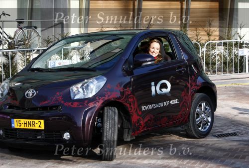 Amsterdam 31 januari 2009
Fajah Lourens Lieke v Lexmond en Renate Verbaan doen mee aan race met de nieuwe Toyota iq op de parkeerplaats bij het Okura.
Peter Smulders bv