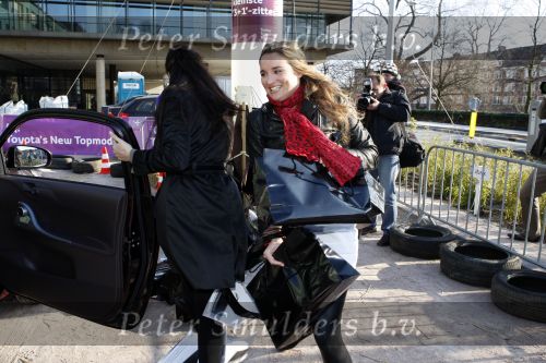 Amsterdam 31 januari 2009
Fajah Lourens Lieke v Lexmond en Renate Verbaan doen mee aan race met de nieuwe Toyota iq op de parkeerplaats bij het Okura.
Peter Smulders bv