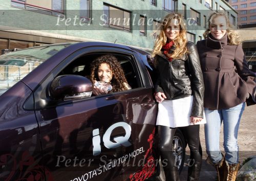Amsterdam 31 januari 2009
Fajah Lourens Lieke v Lexmond en Renate Verbaan doen mee aan race met de nieuwe Toyota iq op de parkeerplaats bij het Okura.
Peter Smulders bv