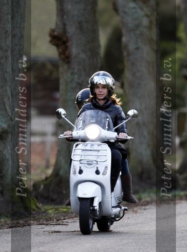 Bussum 1 april 2008
Linda de Mol en Jeroen Rietbergen met Noa en Julian bij de videotheek en daarna op de fiets en de vespa scooter.
Peter Smulders bv