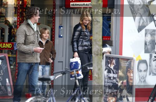Bussum 1 april 2008
Linda de Mol en Jeroen Rietbergen met Noa en Julian bij de videotheek en daarna op de fiets en de vespa scooter.
Peter Smulders bv