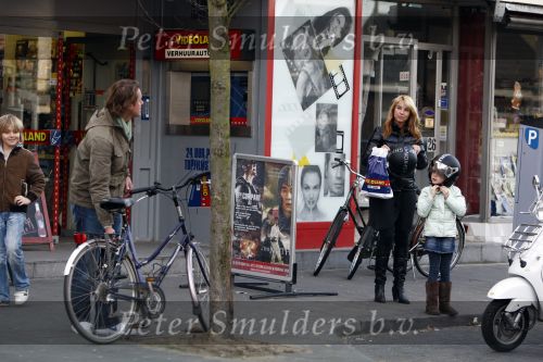 Bussum 1 april 2008
Linda de Mol en Jeroen Rietbergen met Noa en Julian bij de videotheek en daarna op de fiets en de vespa scooter.
Peter Smulders bv