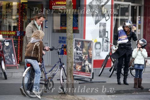 Bussum 1 april 2008
Linda de Mol en Jeroen Rietbergen met Noa en Julian bij de videotheek en daarna op de fiets en de vespa scooter.
Peter Smulders bv