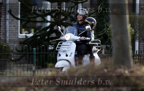 Bussum 1 april 2008
Linda de Mol en Jeroen Rietbergen met Noa en Julian bij de videotheek en daarna op de fiets en de vespa scooter.
Peter Smulders bv