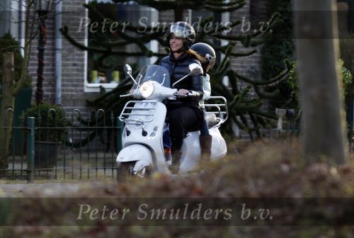 Bussum 1 april 2008
Linda de Mol en Jeroen Rietbergen met Noa en Julian bij de videotheek en daarna op de fiets en de vespa scooter.
Peter Smulders bv