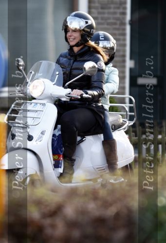 Bussum 1 april 2008
Linda de Mol en Jeroen Rietbergen met Noa en Julian bij de videotheek en daarna op de fiets en de vespa scooter.
Peter Smulders bv