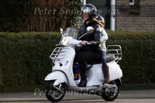 Bussum 1 april 2008
Linda de Mol en Jeroen Rietbergen met Noa en Julian bij de videotheek en daarna op de fiets en de vespa scooter.
Peter Smulders bv