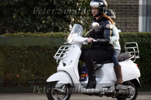 Bussum 1 april 2008
Linda de Mol en Jeroen Rietbergen met Noa en Julian bij de videotheek en daarna op de fiets en de vespa scooter.
Peter Smulders bv