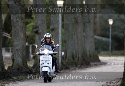 Bussum 1 april 2008
Linda de Mol en Jeroen Rietbergen met Noa en Julian bij de videotheek en daarna op de fiets en de vespa scooter.
Peter Smulders bv