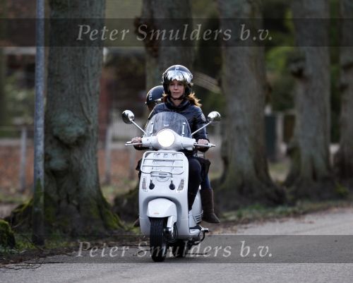 Bussum 1 april 2008
Linda de Mol en Jeroen Rietbergen met Noa en Julian bij de videotheek en daarna op de fiets en de vespa scooter.
Peter Smulders bv